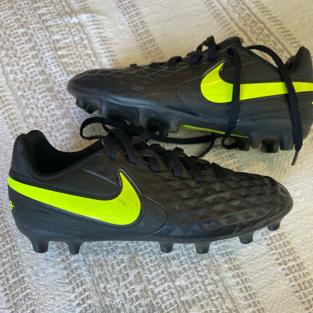 Nike Jr Legend 8 Club Soccer Cleats Boys 1